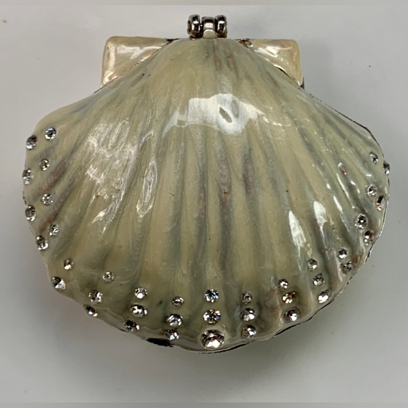 Vintage Footed Pearl Enameled Metal Magnetic Clasp Clamshell Ring Coin Box - Picture 2 of 16